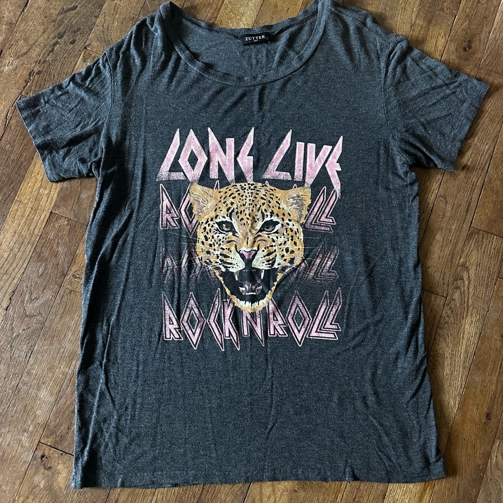 Edgy Leopard Graphic Tee in Charcoal